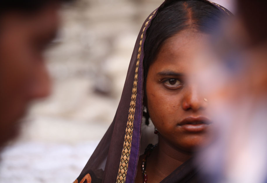 04_woman.gaze.color.portrait.india.vrindavan.jpg